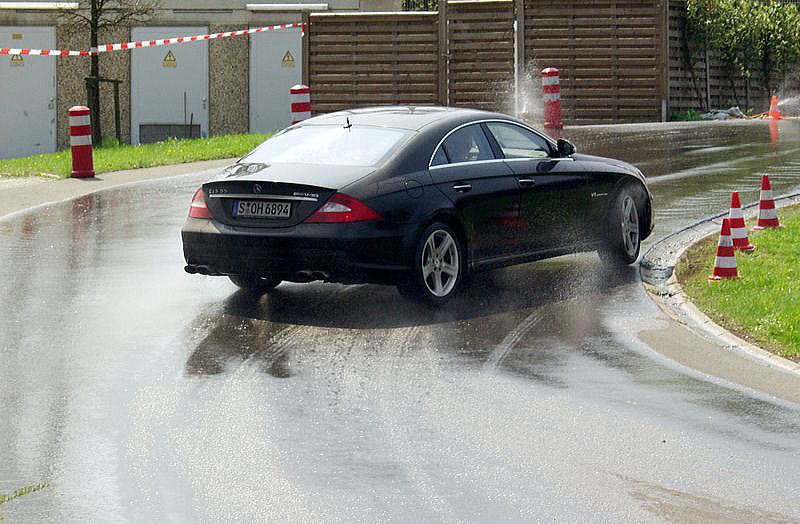 弱US(弱いアンダーステア)車の限界走行時の挙動と思われる例